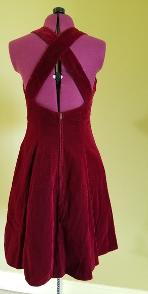 Red velvet evening gown - Picture 2 of 4